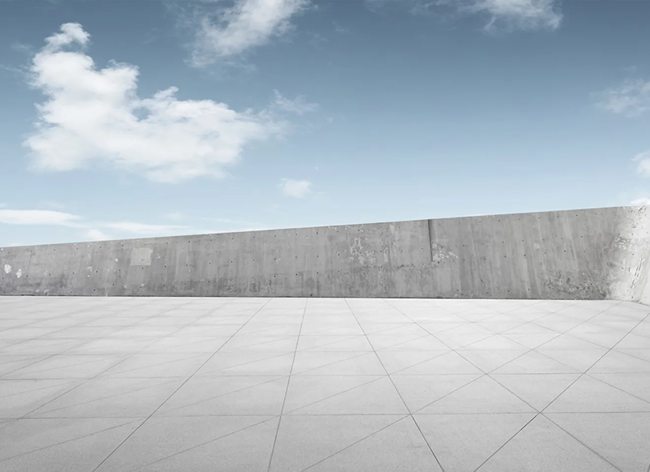 Betongelement på betongoverflate