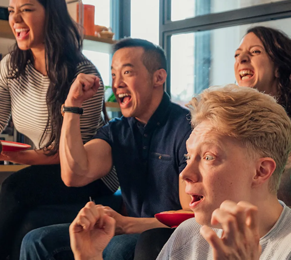 Gruppe mennesker som deltar på quiz
