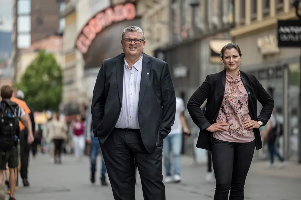 Lars Olav Grøvik og Elisbeth Haugsbø står på Torg gata i Oslo og smiler til kamera