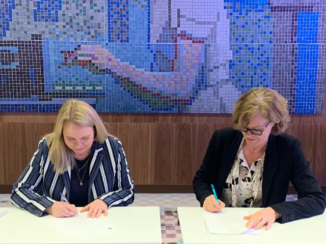 Christel Kirkøen fra Tekna signerer avtalen med KS’ Hege Mygland.