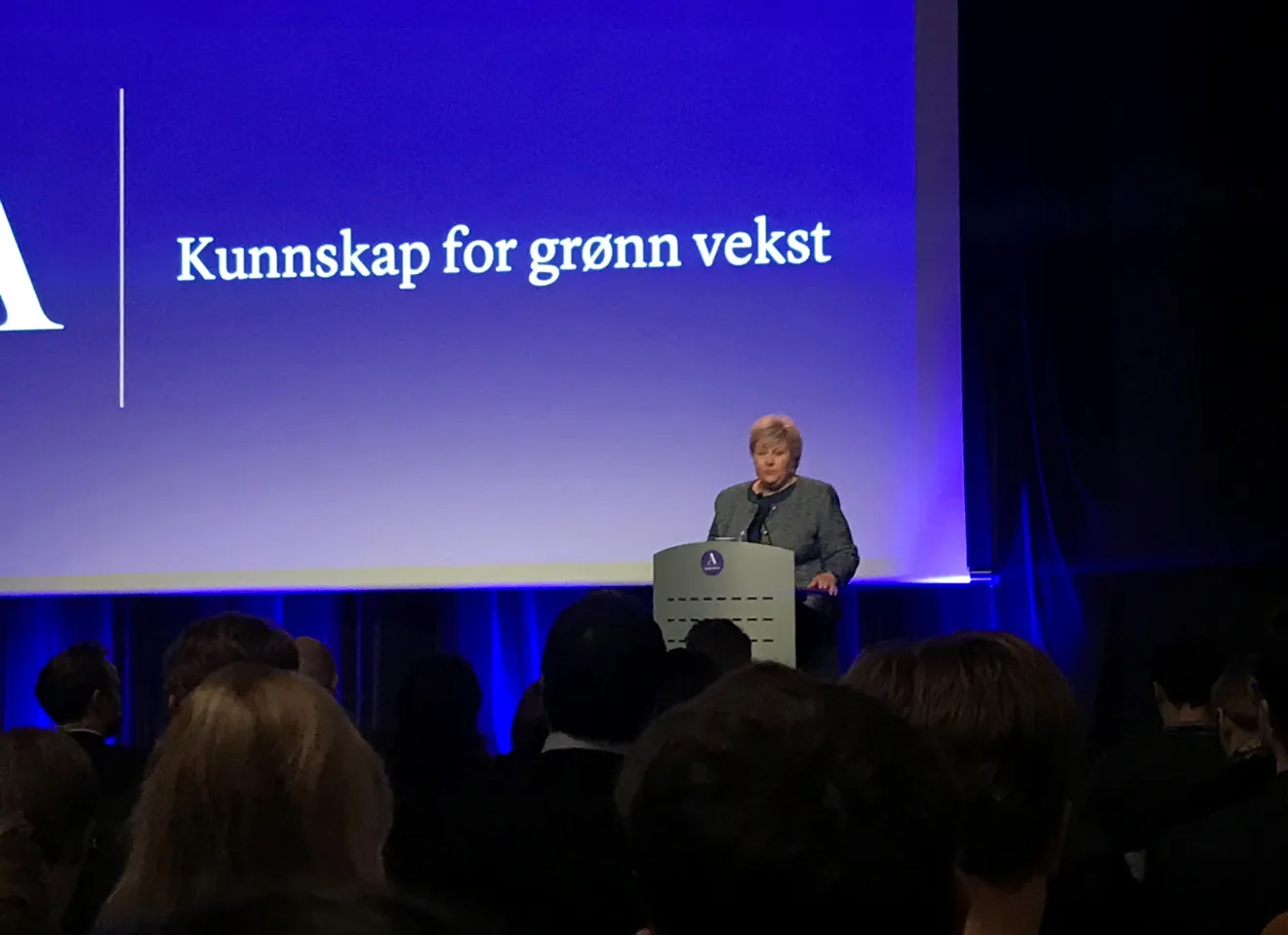 Statsminister Erna Solberg taler på scenen hos Akademikernes høstkonferanse