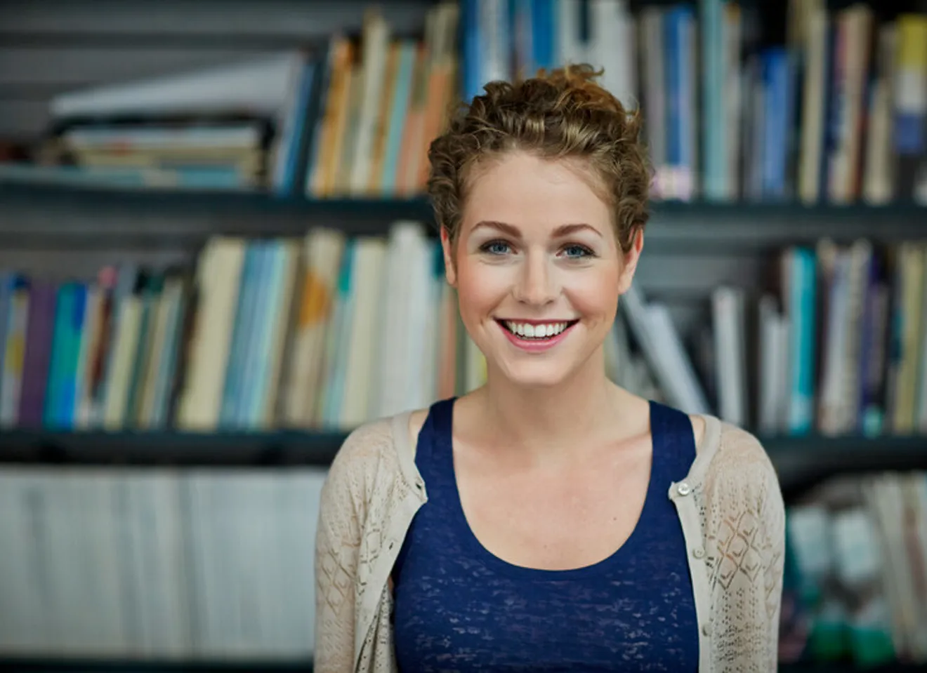 Illustrasjonsbilde av en ung kvinner som smiler til kamera