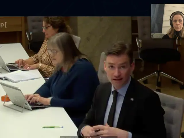 Henrik Asheim og Lise Lyngsnes Randeberg med flere i videosamtale