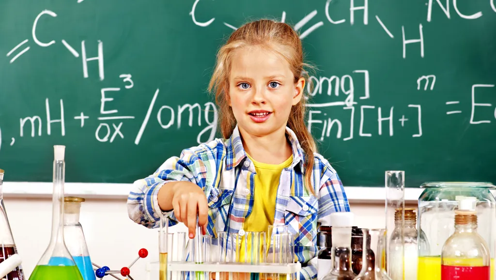 Illustrasjonsbilde av en ung jente med eksperimentell utstyr foran en skoletavle