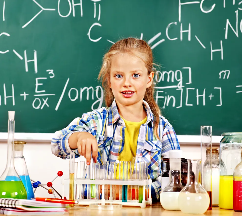 Illustrasjonsbilde av en ung jente med eksperimentell utstyr foran en skoletavle