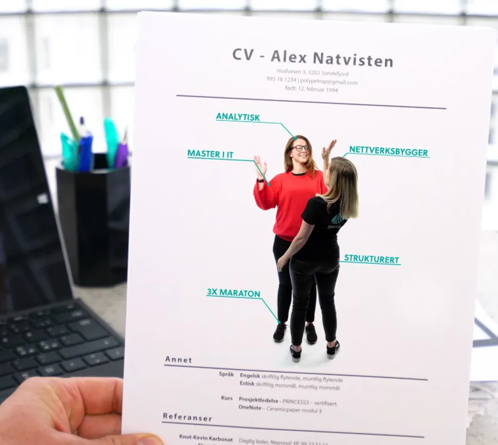 Illustrasjonsbilde av hender som holder opp en utskrift av en CV