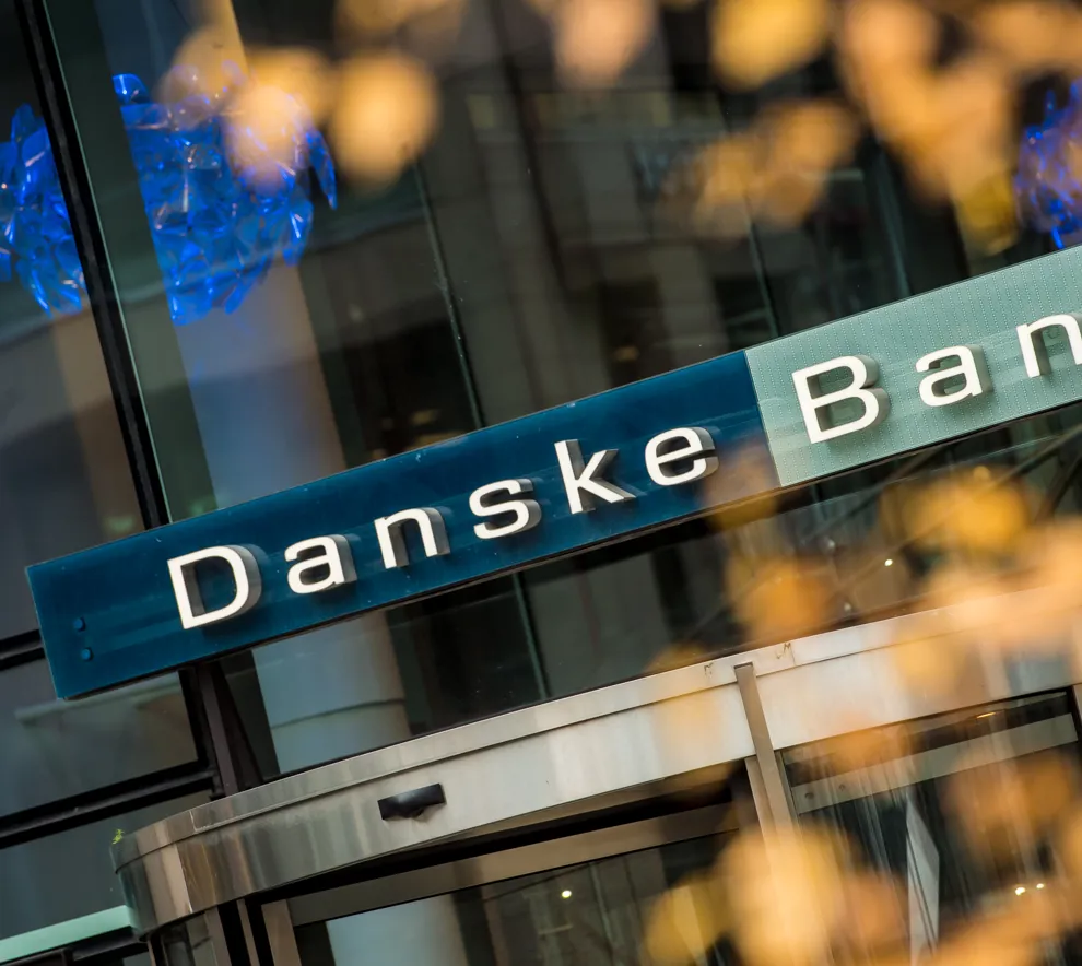 Danske Banke logo over inngang til en bankfilial