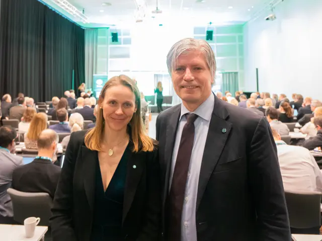 Lise Lyngsnes Randeberg med en mann smiler til kamera