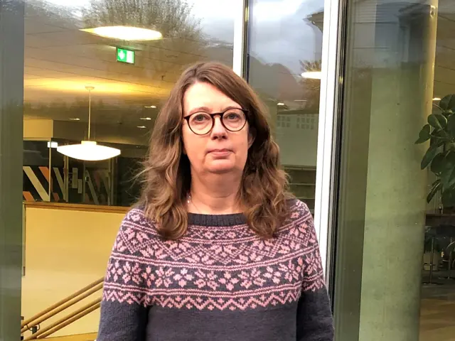 Guro Dyngen står foran en glassdør