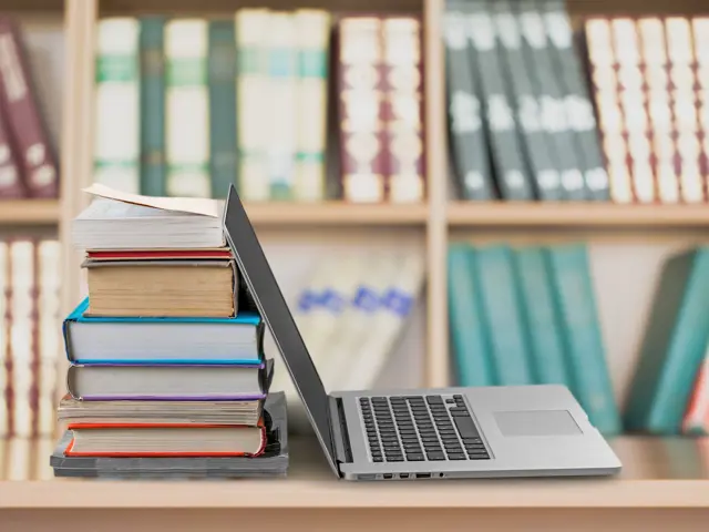 Illustrasjonsbilde av IT-Utdanning. Bøker og Laptop