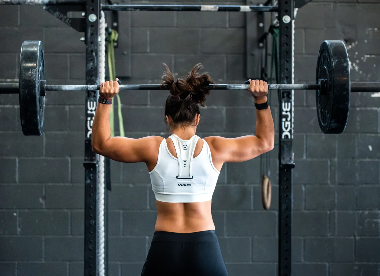 Kvinne på gym som klarer å løfte tunge vekter
