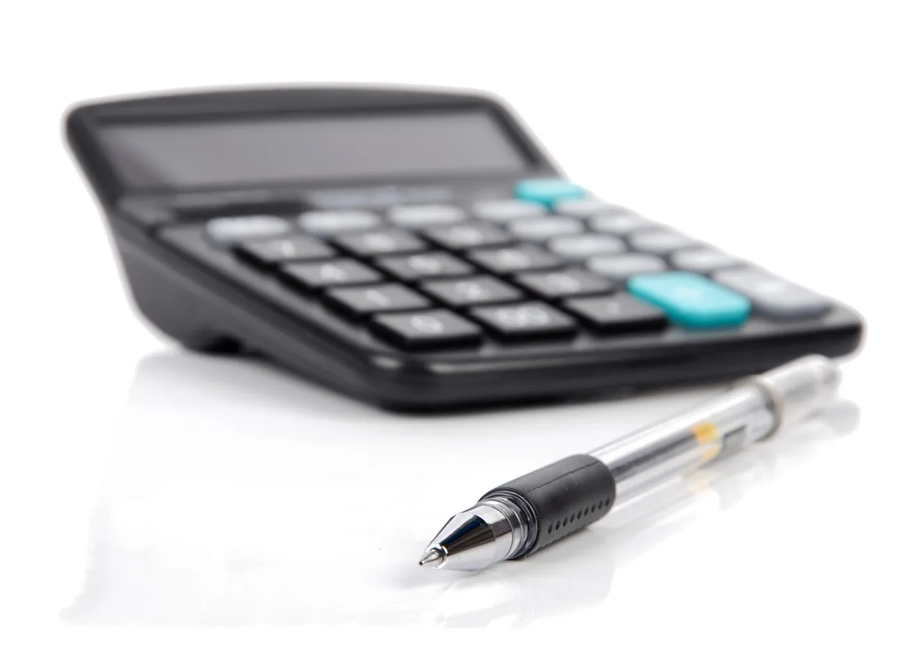 Nærbilde av en kalkulator og en pen