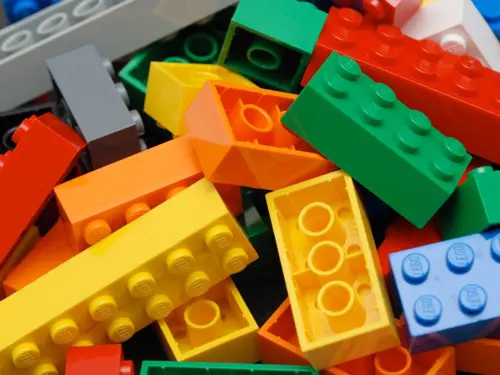 En haug med fargerike Legobrikker