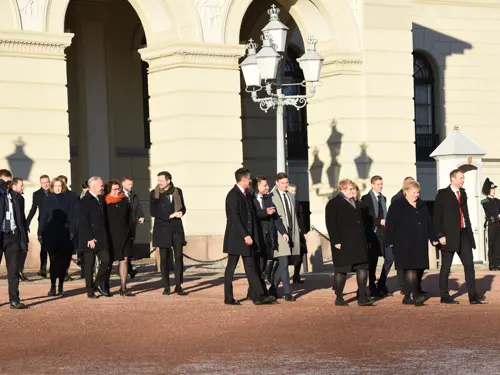 Erna Solbergs regjering foran slottet i Oslo