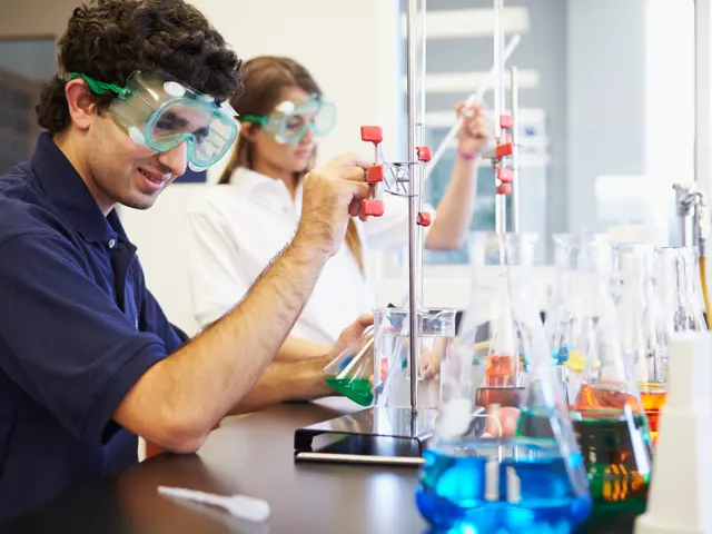Ung mann og kvinne jobber i lab 