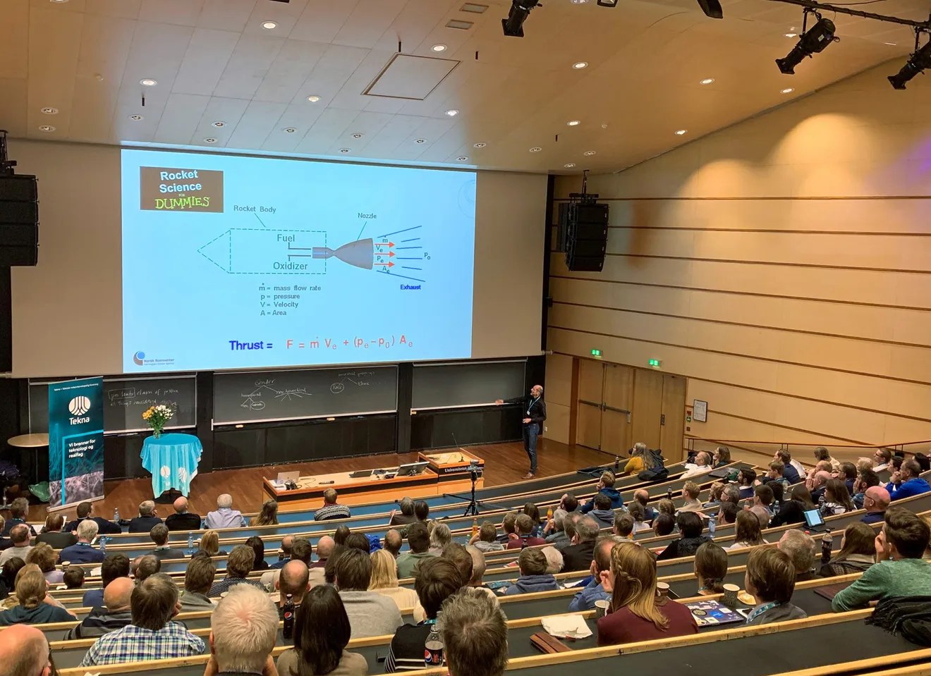 Fullsatt auditorium med foredrag om Rocket Scienes for Dummies