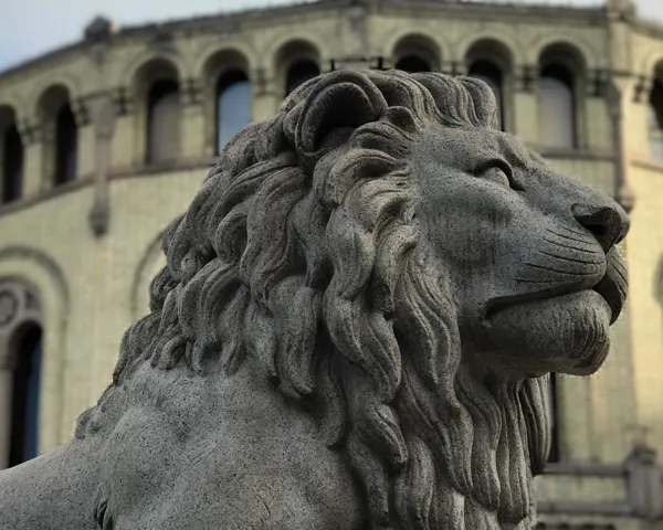 Løvestatue foran Stortinget