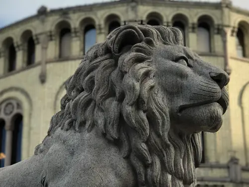 Løvestatue foran Stortinget
