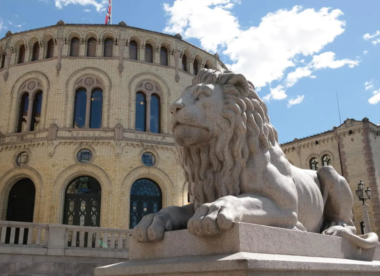 Løvestatue foran Stortinget i Oslo
