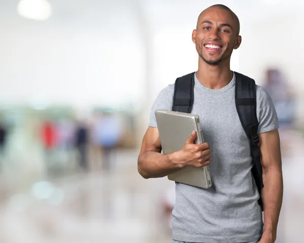 Illustrasjonsbilde av en student med laptop og rucksack