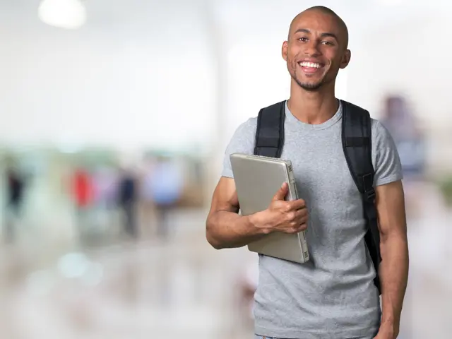 Illustrasjonsbilde av en student med laptop og rucksack