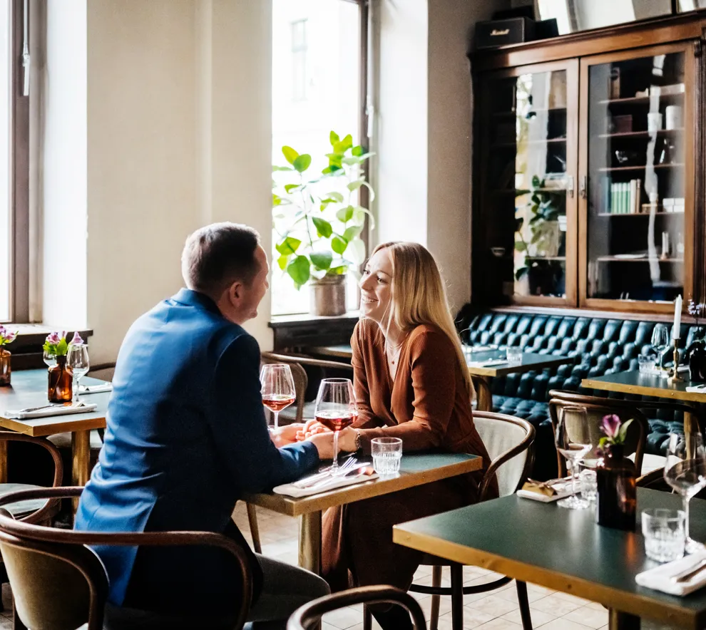 Et par nyter en romantisk middag.