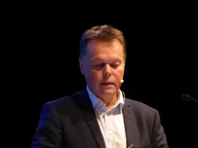 Nærbilde av Arild Samuelsberg under foredrag