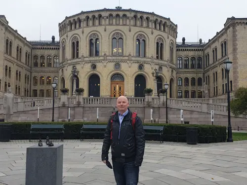 Trond Wiberg foran Stortinget
