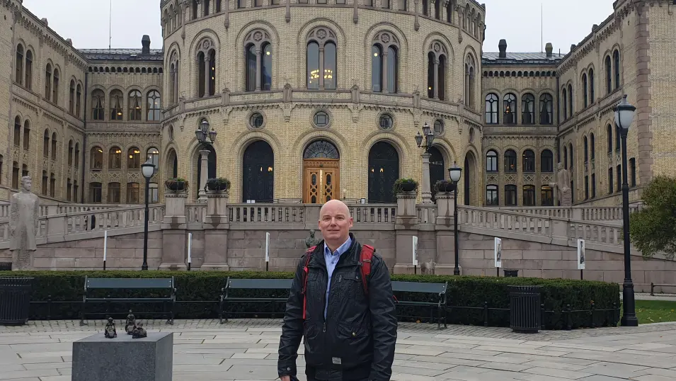 Trond Wiberg foran Stortinget