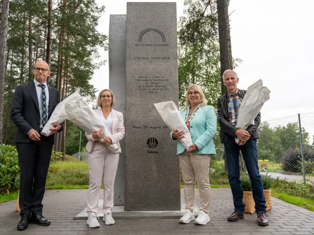 avduking av bauta som hedrer Kartverket