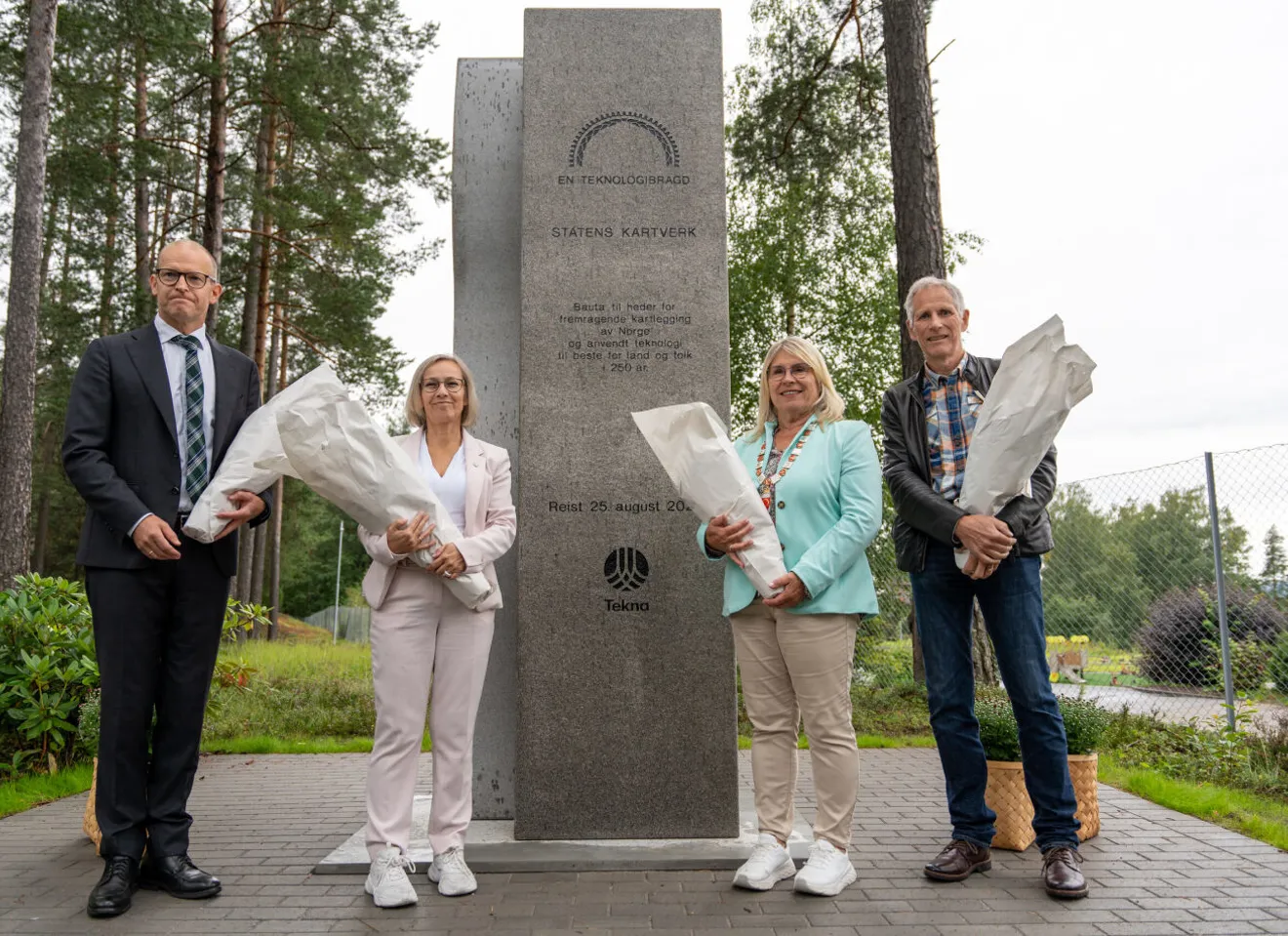 avduking av bauta som hedrer Kartverket