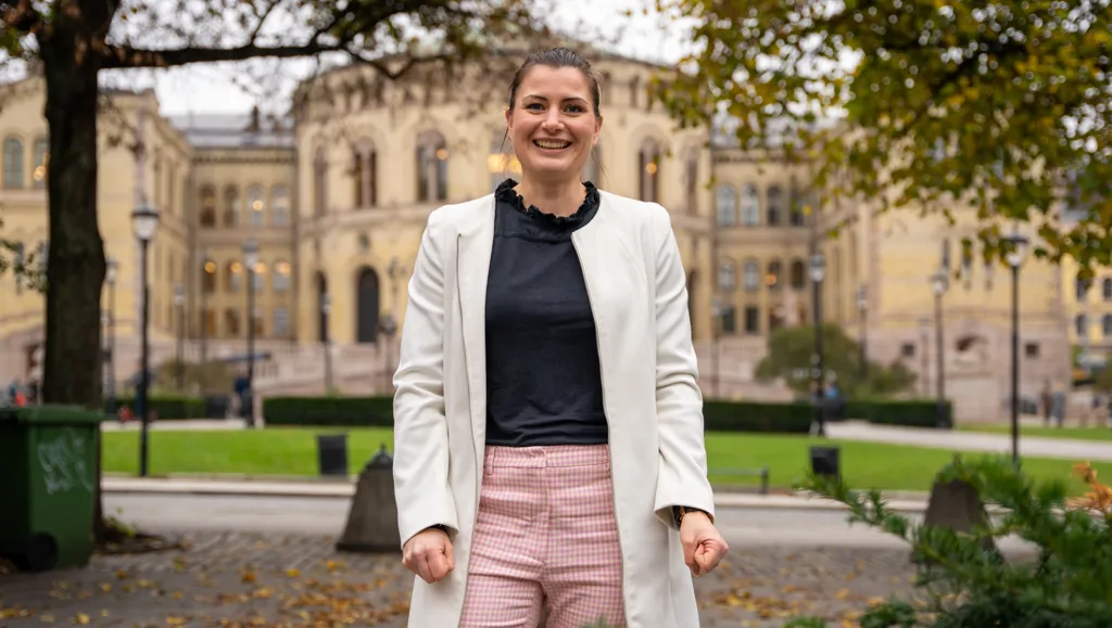 Elisabet Haugsbø foran stortinget