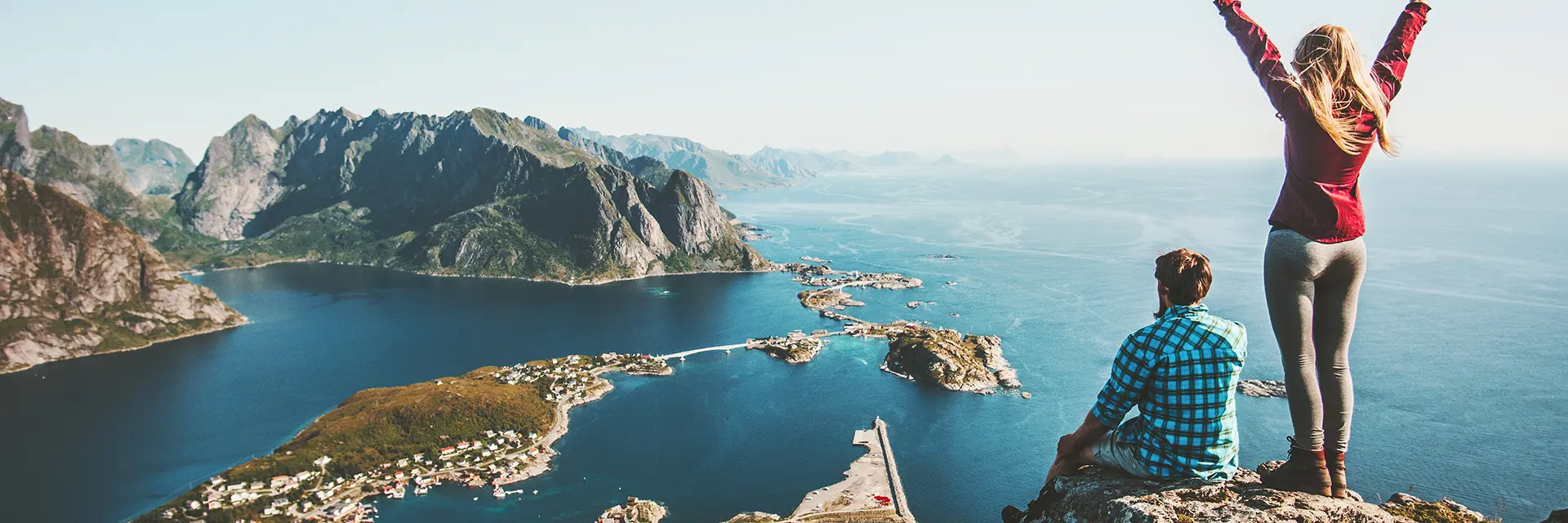 Lofoten sett fra en fjelltopp og nedover strand og fjell