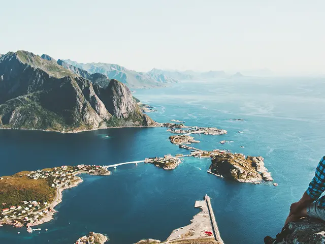 Lofoten sett fra en fjelltopp og nedover strand og fjell