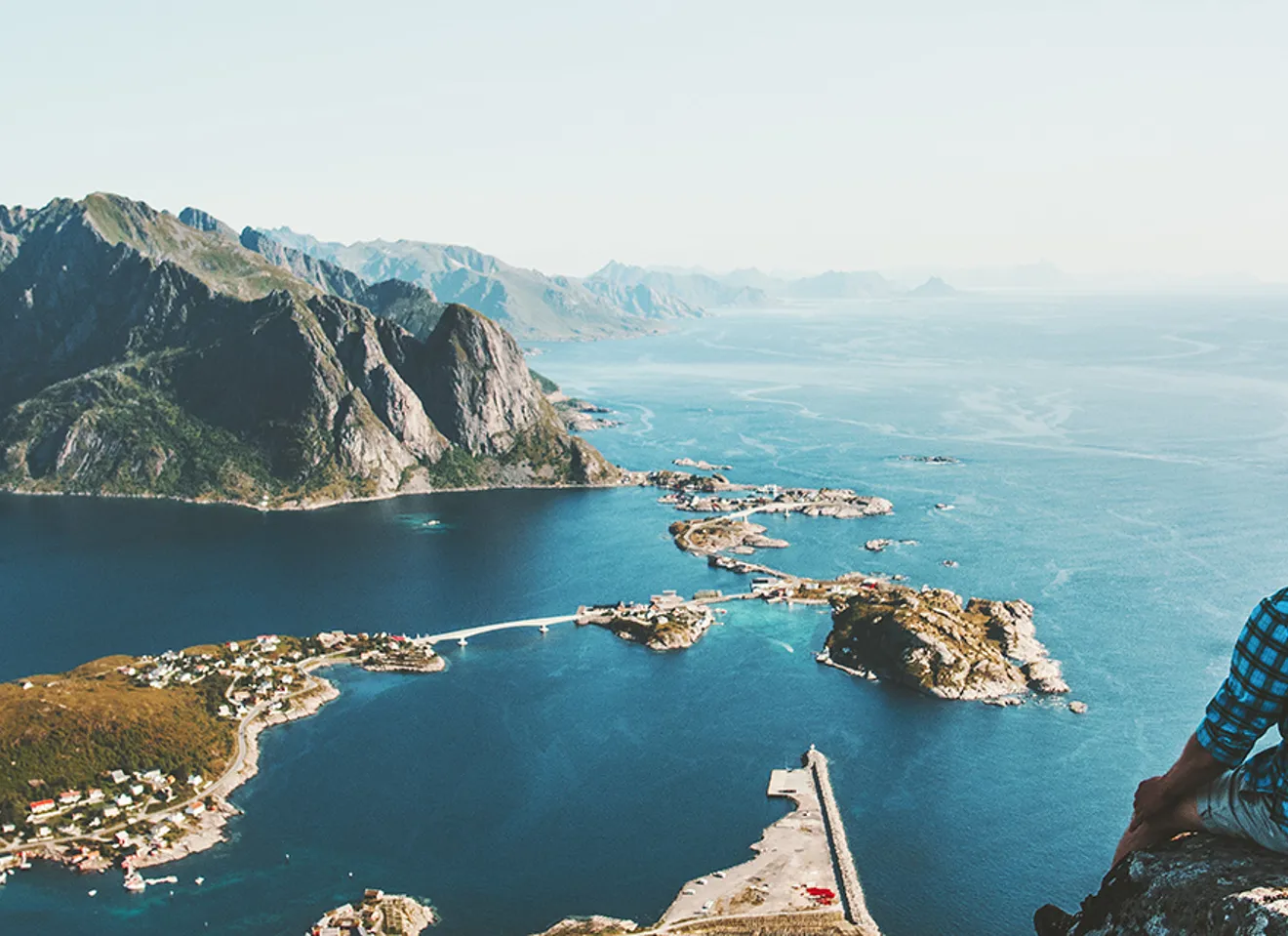 Lofoten sett fra en fjelltopp og nedover strand og fjell