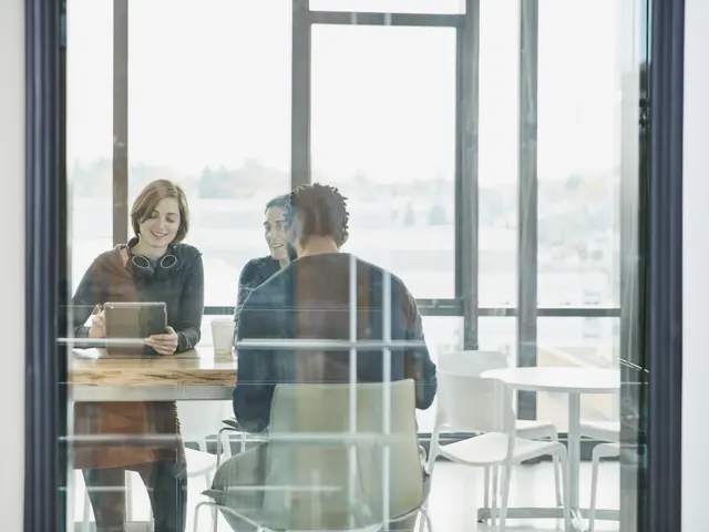 ansettelsesmøtet tre personer rundt et bort i et ansettelsesmøte i statlig sektor