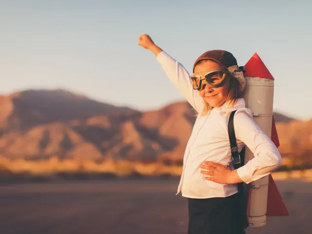 Jente med hjemmelaget rakett på ryggen