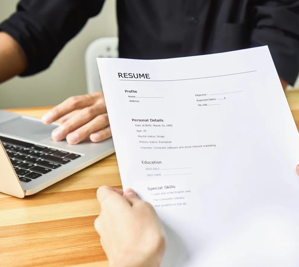 Bilde av en person som leverer over en CV til en annen person