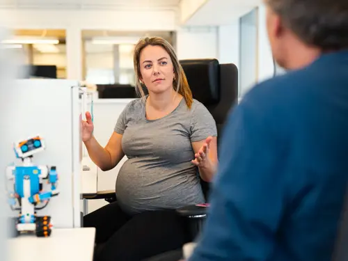 Gravid kvinne sittende på kontor