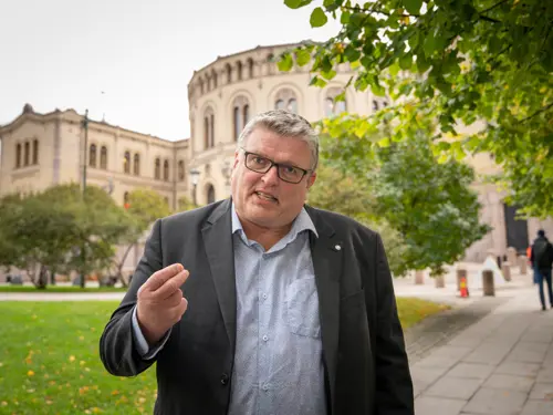 Teknas president Lars Olav Grøvik foran Stortinget.