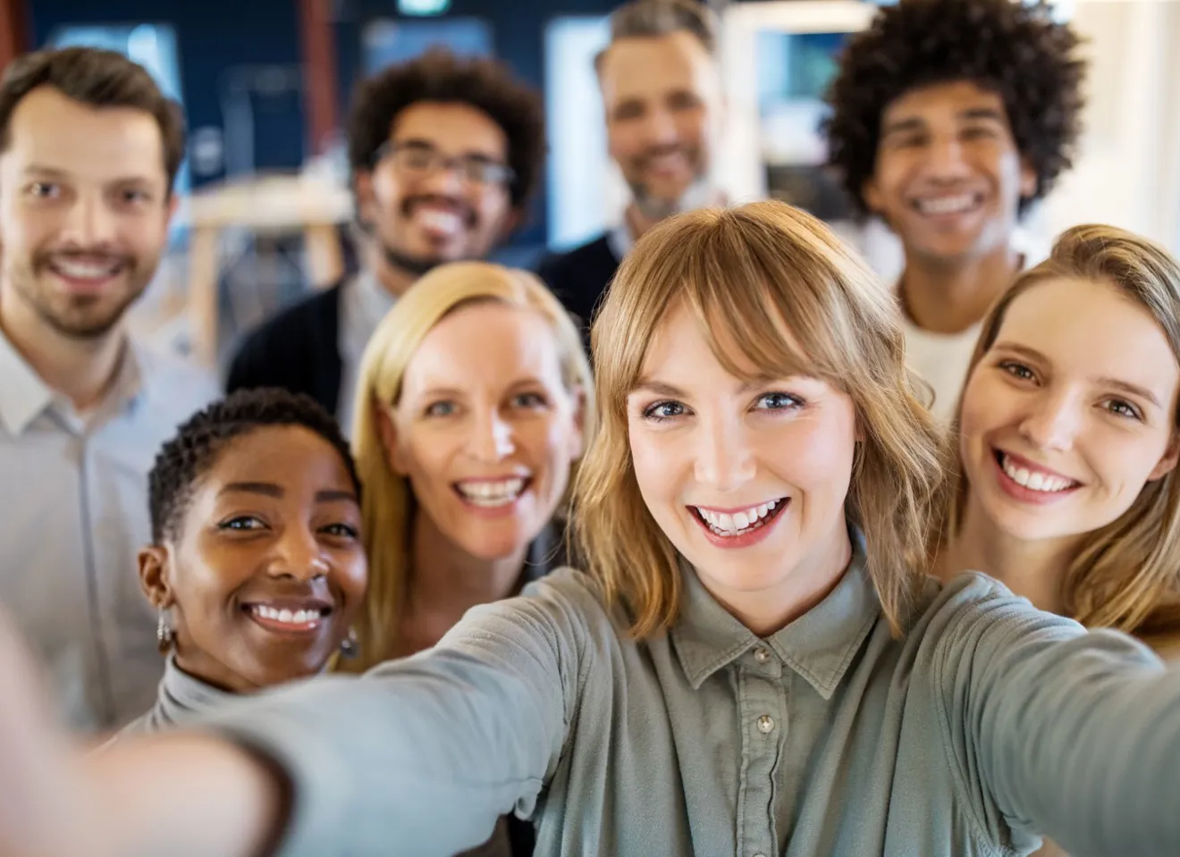 En gruppe mennesker tar et felles selvportrett