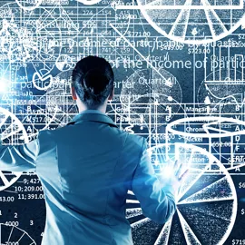 Illustrasjonsbilde av en kvinne med ryggen til kamera foran en tavle med grafer og formler skrevet i lys istedenfor kritt