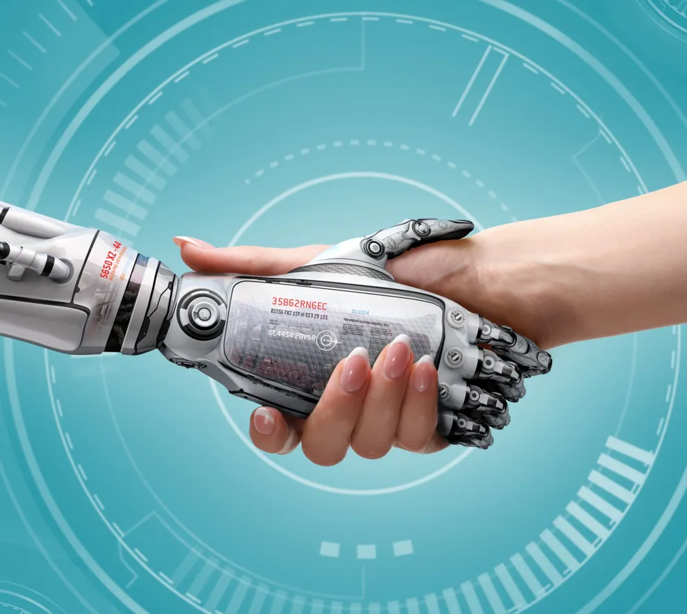 En menneskehånd og en robothånd håndhilser