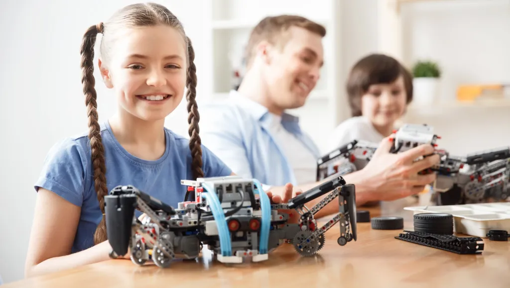 En ung jente med Lego utstyr