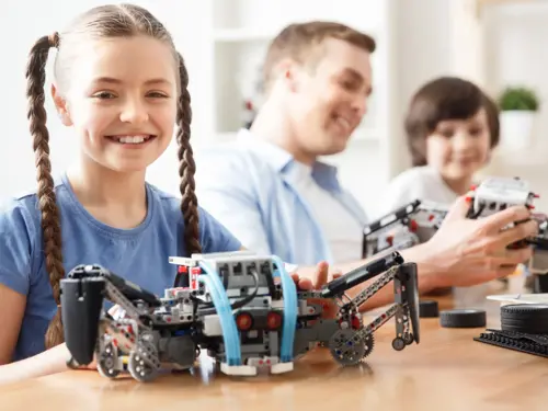 En ung jente med Lego utstyr
