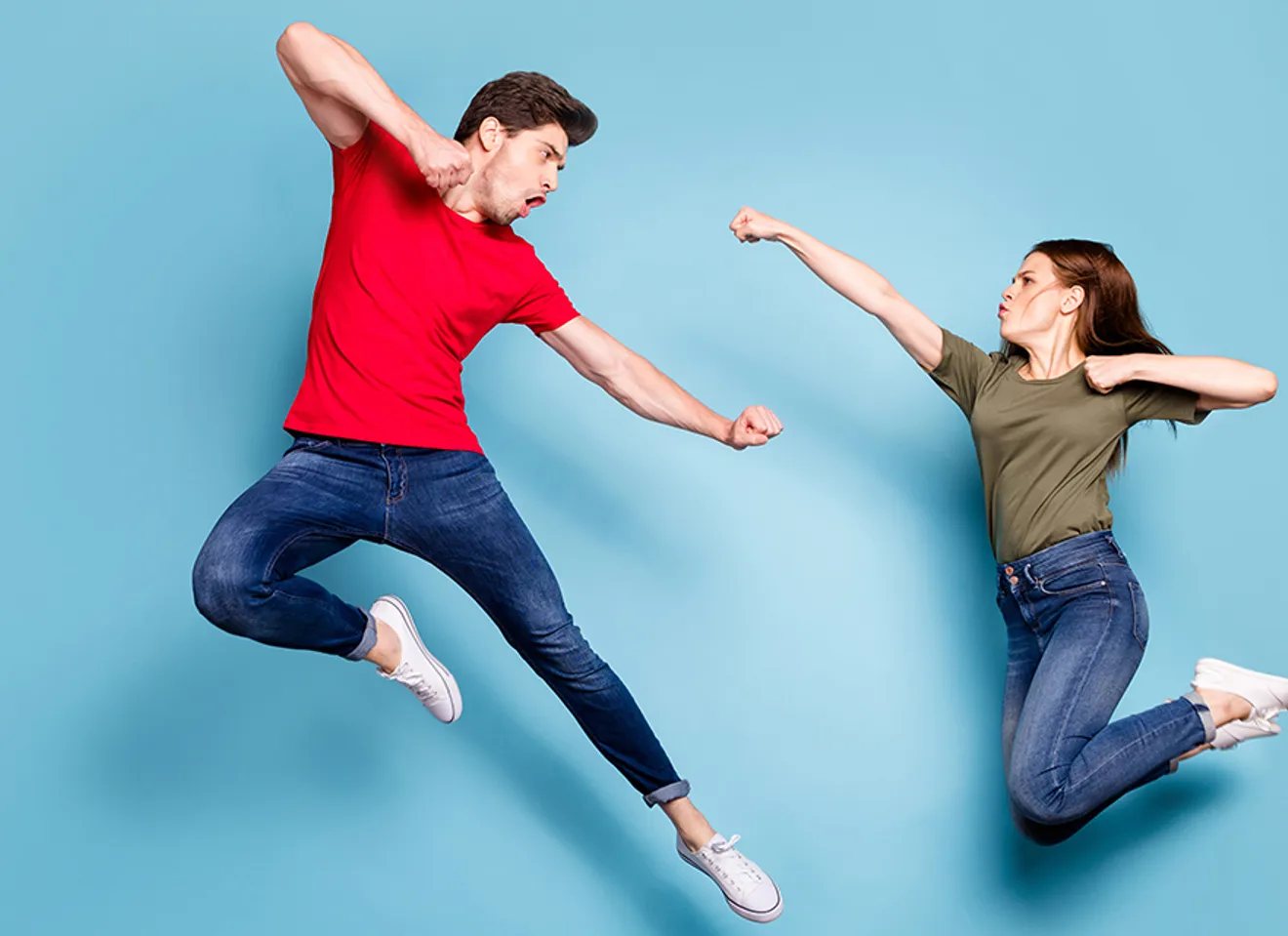 Illustrasjonsbilde av en jente og gutt som hopper opp i luften foran en blå vegg