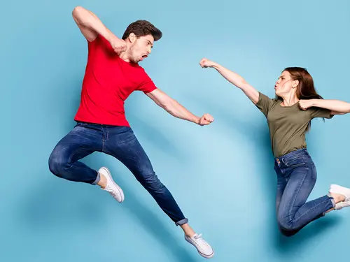 Illustrasjonsbilde av en jente og gutt som hopper opp i luften foran en blå vegg