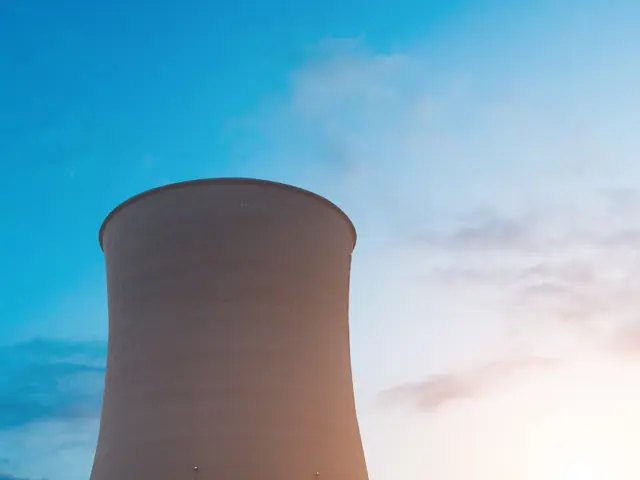 Tre kjernekraftverk i solnedgang