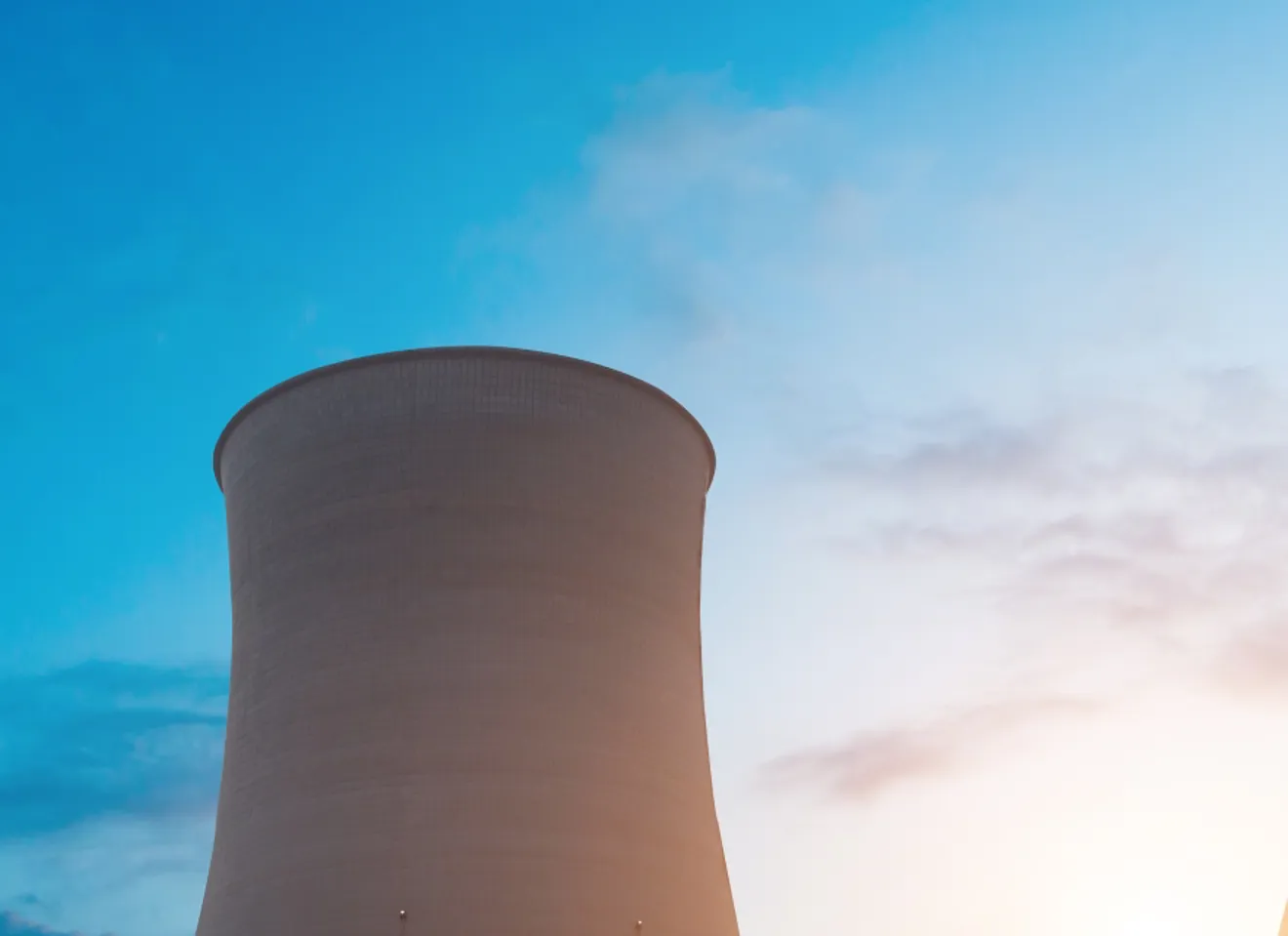 Tre kjernekraftverk i solnedgang