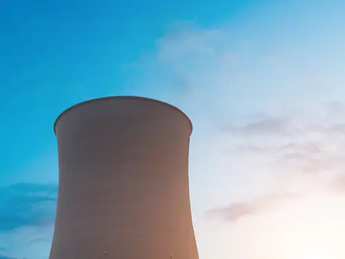 Tre kjernekraftverk i solnedgang